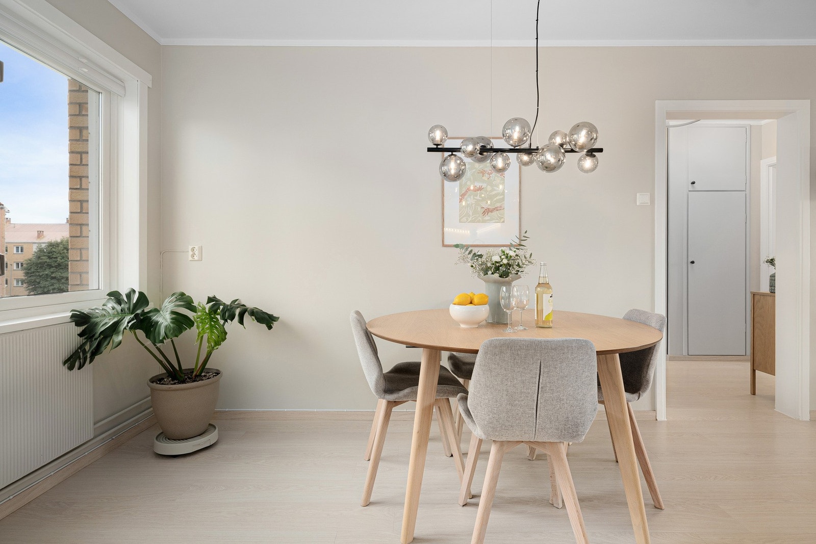 Hyggelig spiseplass med morgensol gjennom vinduene. Galleribilde