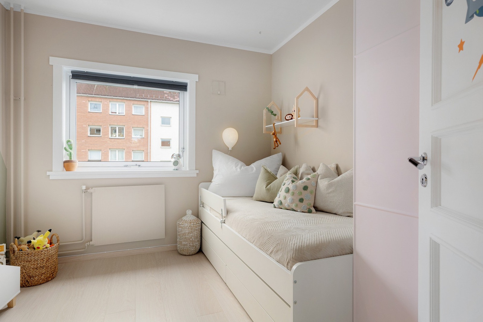 Radiator under vinduet samt god plass til en større seng. Galleribilde