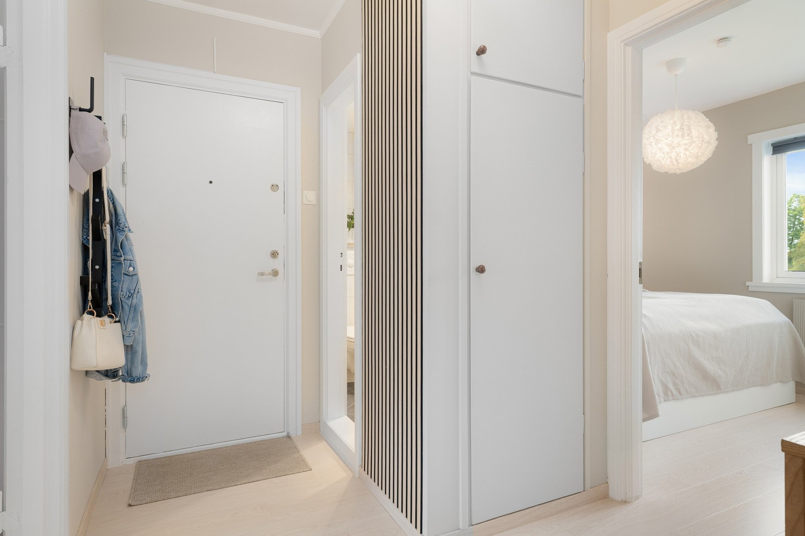 Praktisk entré med garderobeløsning og oppgraderte overflater. Et ryddig og innbydende førsteinntrykk. Galleribilde