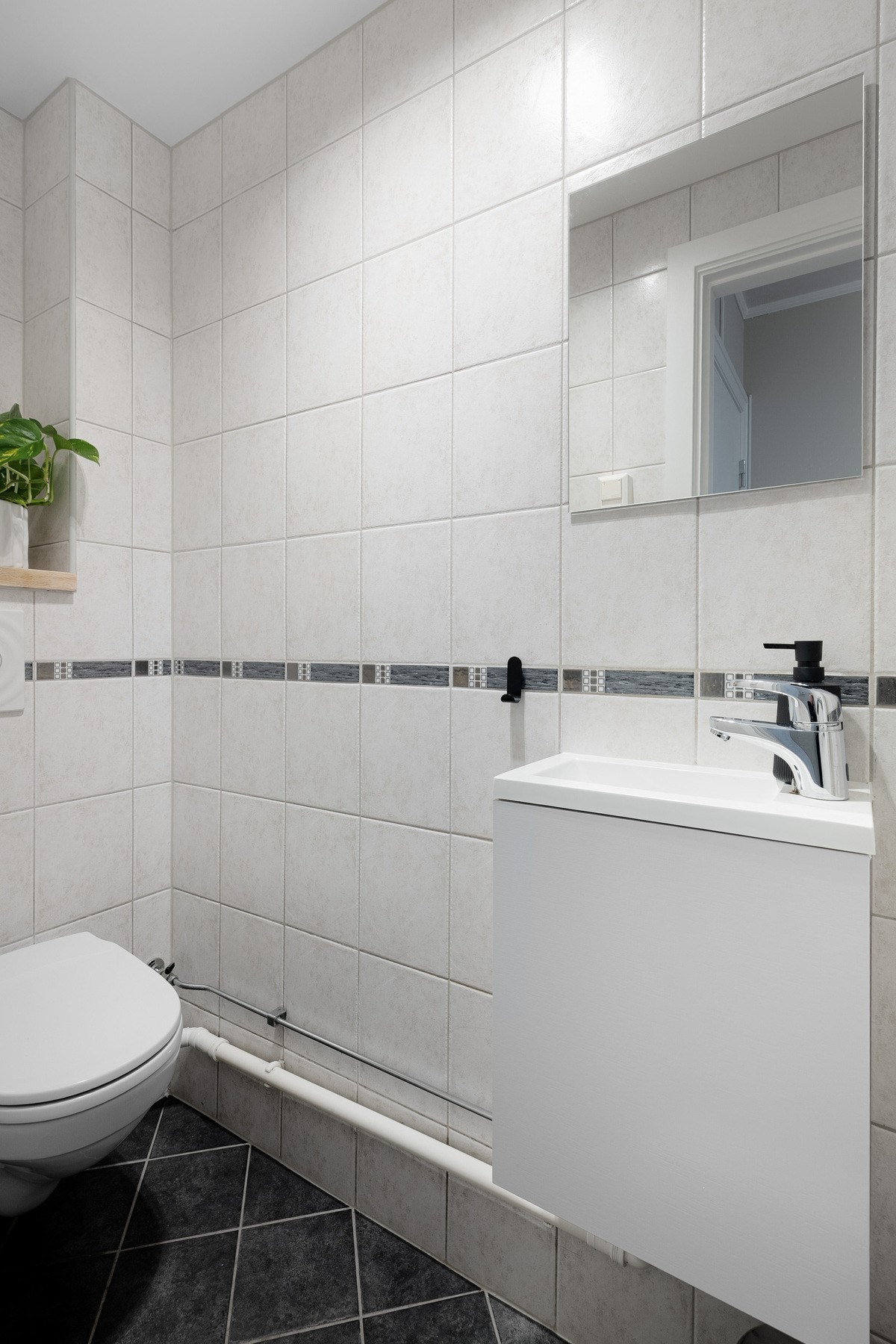 Separat toalettrom | i forbindelse med entré med vegghengt toalett. Galleribilde