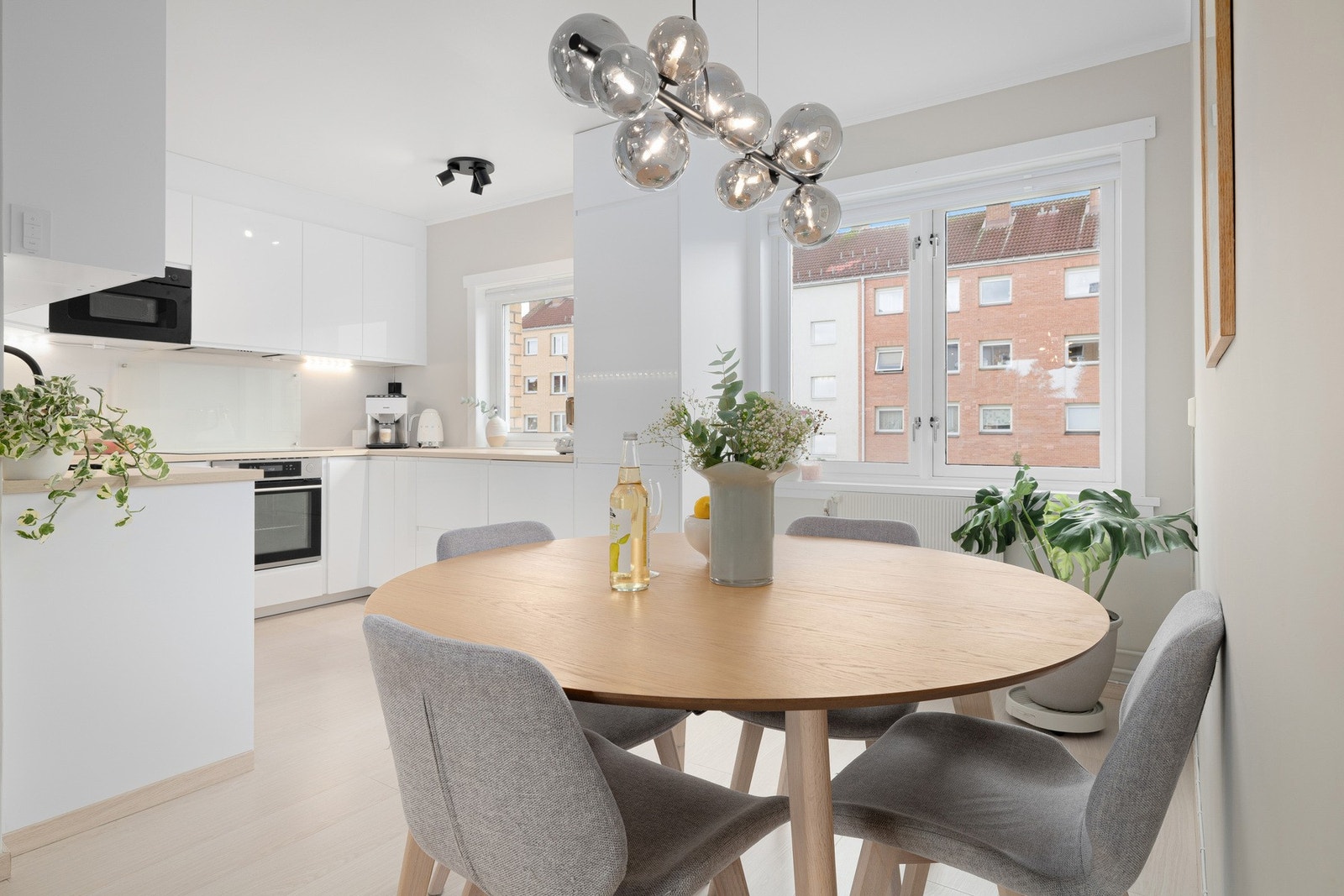 Store vindusflater gir gjennomgående lysforhold og en luftig atmosfære i hele leiligheten. Galleribilde