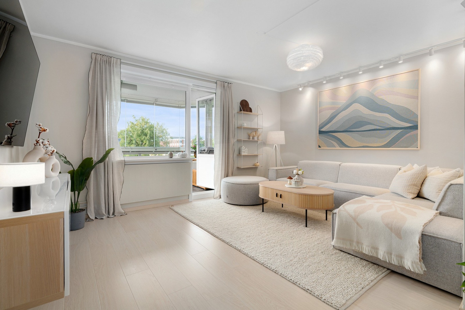 Velkommen til Våronnveien 4. En lys og oppgradert 3-roms med svært god intern beliggenhet, gjennomgående lys og gode solforhold. Galleribilde