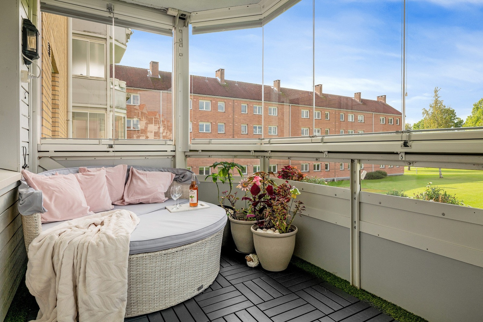 Balkongen er helårsplass med skjerming og varmelampe. Galleribilde