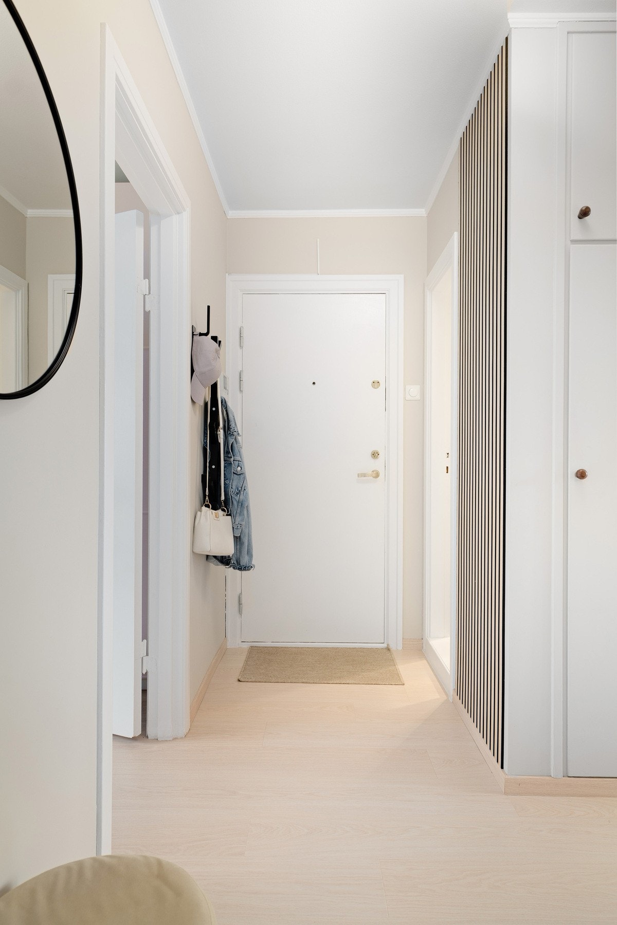 Innbydende entré med helsparklede vegger fra 2024 og god plass til oppbevaring. Galleribilde