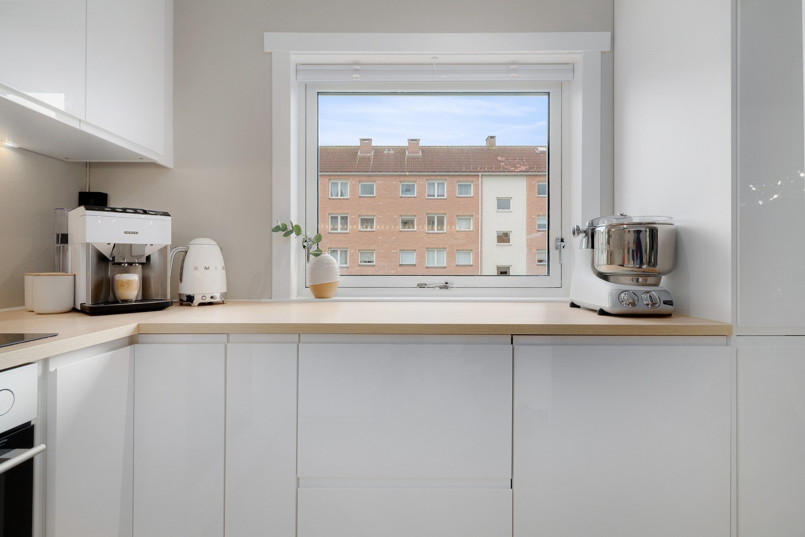 Kjøkkenvinduet gir flott morgensol fra sørøst. Galleribilde