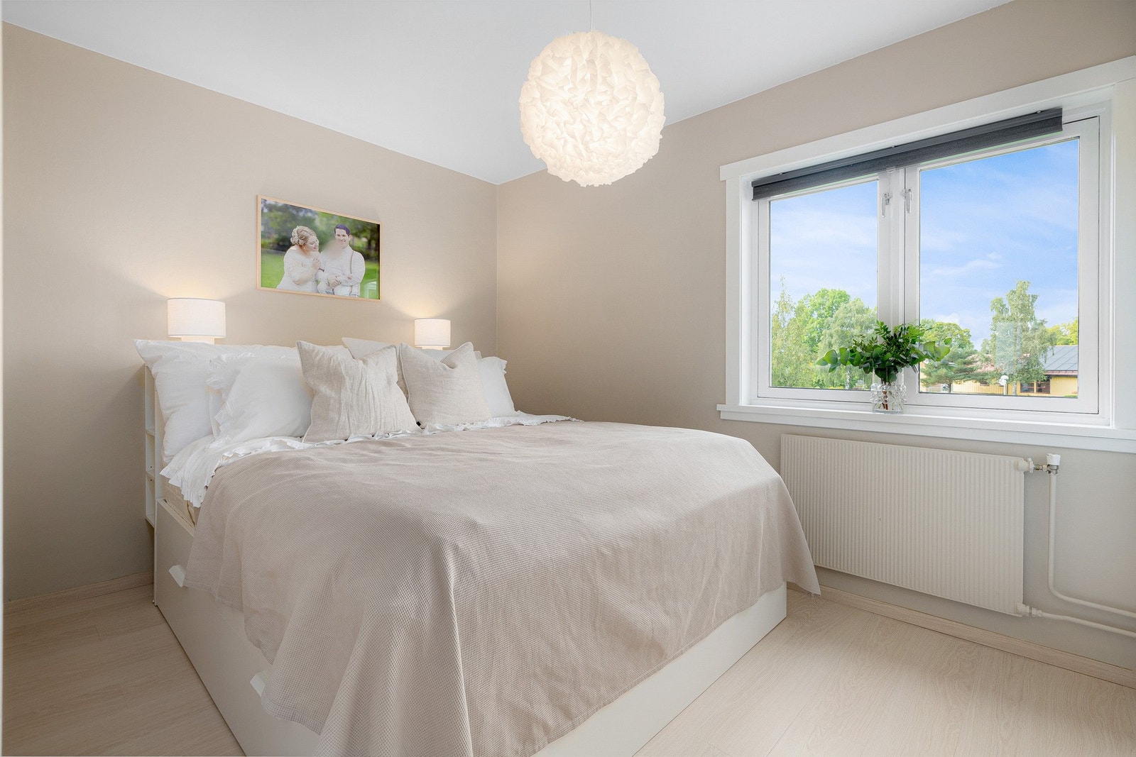 Soverom 1 | Romslig hovedsoverom med god plass til en større dobbeltseng. Galleribilde