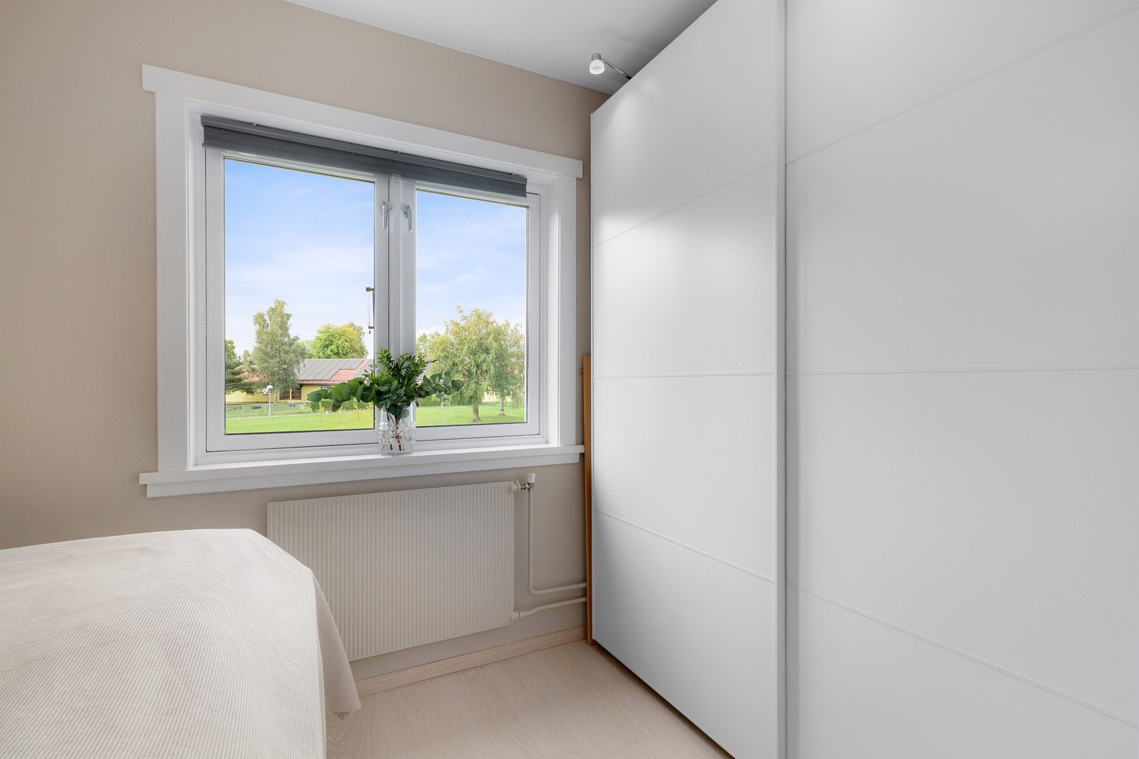 Stor skyvedørsgarderobe på hovedsoverommet. Galleribilde