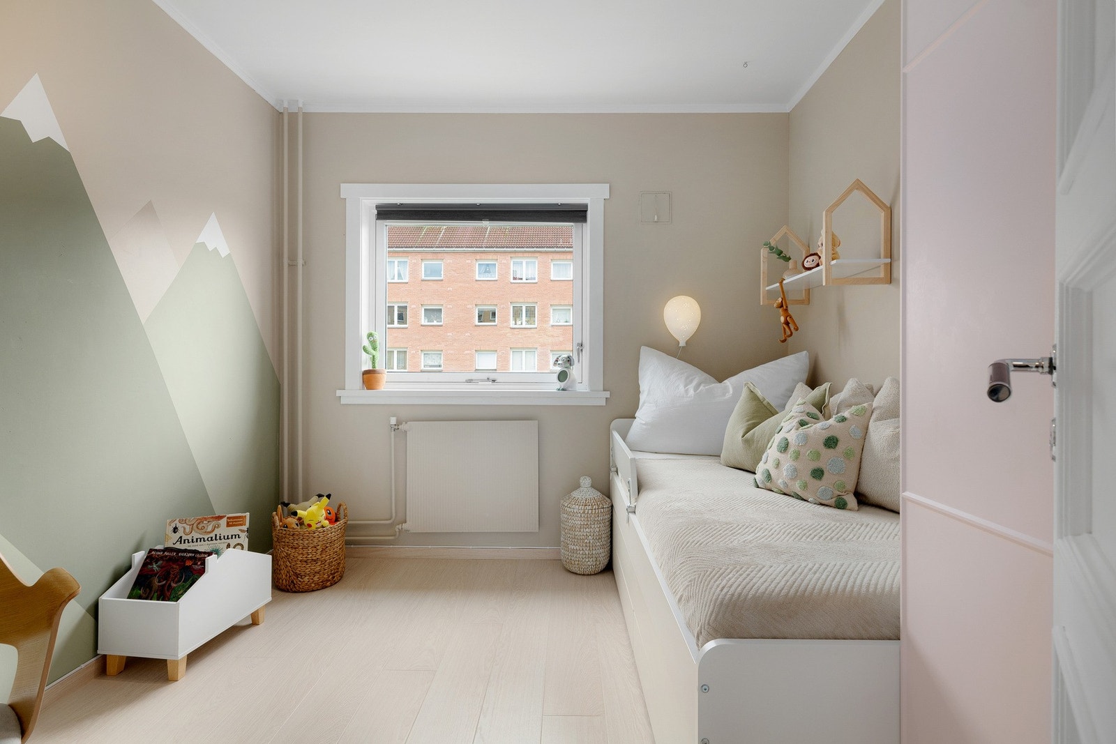 Soverom 2 | Leilighetens andre soverom er også av god størrelse. Galleribilde