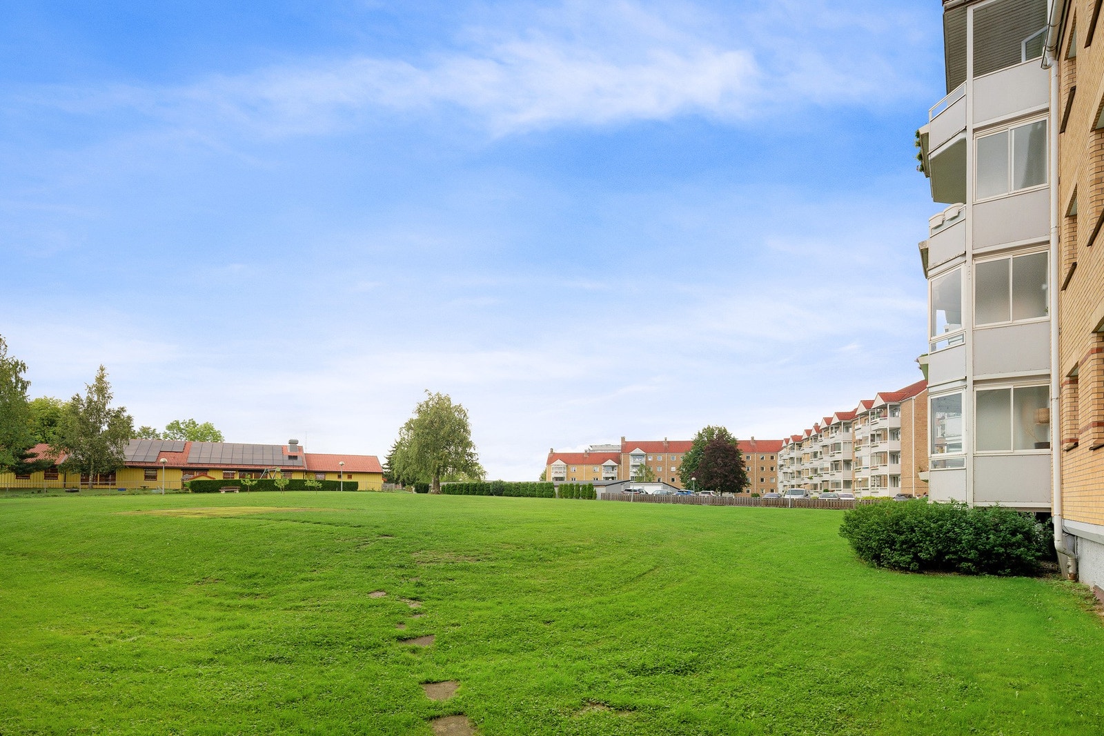 Fantastiske uteområder med store, åpne grøntarealer rett utenfor vinduene og balkongen. Galleribilde
