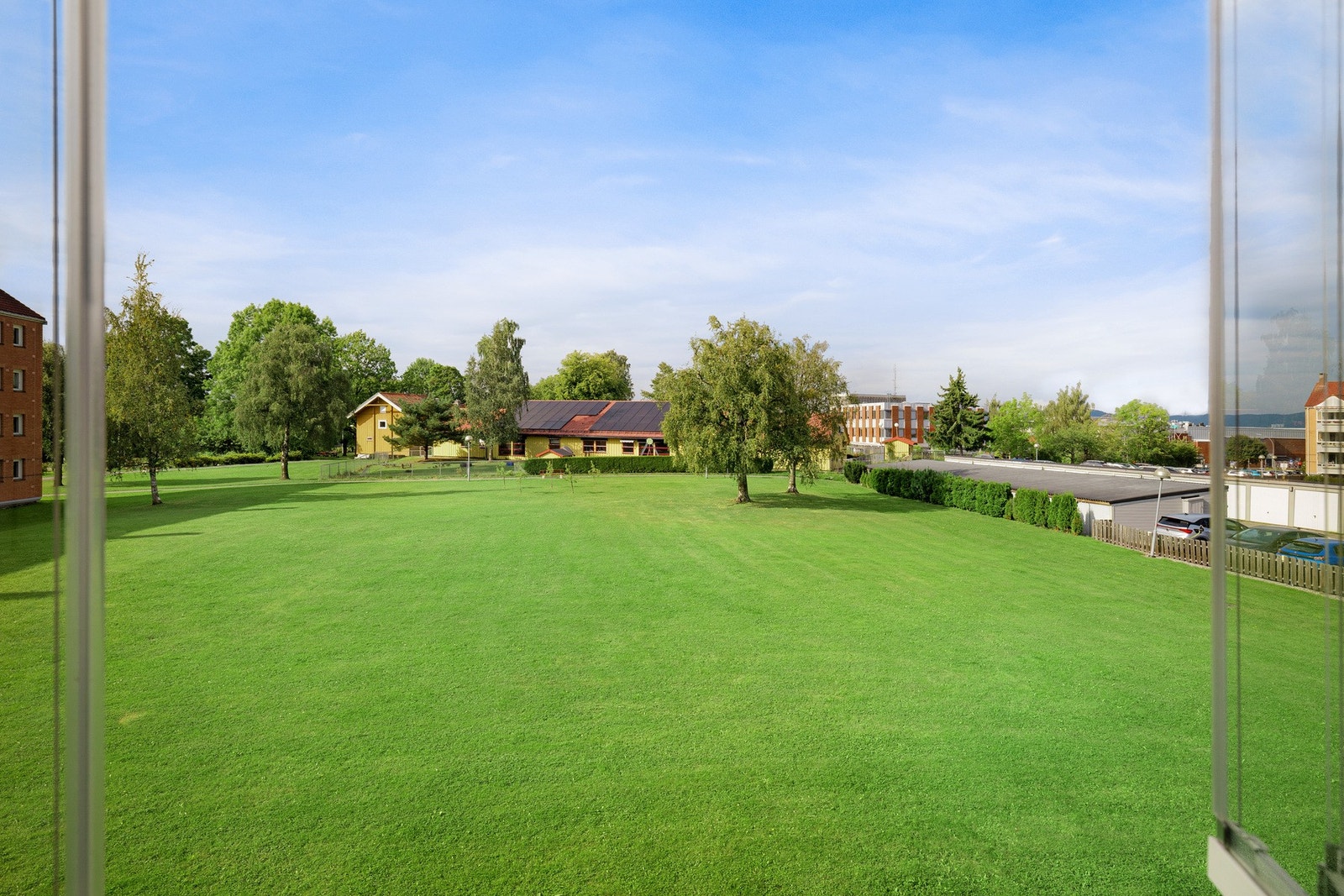 Meget god intern beliggenhet. Utsikt mot store, velholdte grøntområder uten direkte innsyn. Galleribilde