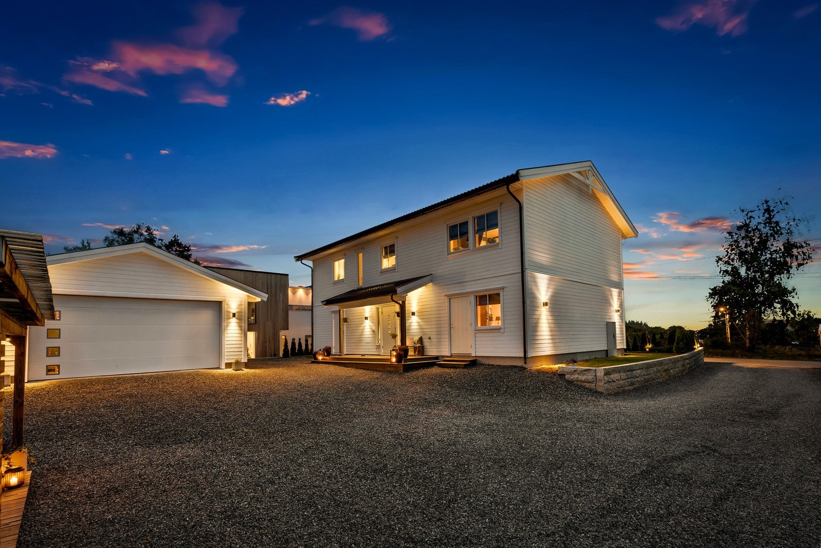 Relativt flat tomt med singel i innkjørsel og gårdsplass. Galleribilde