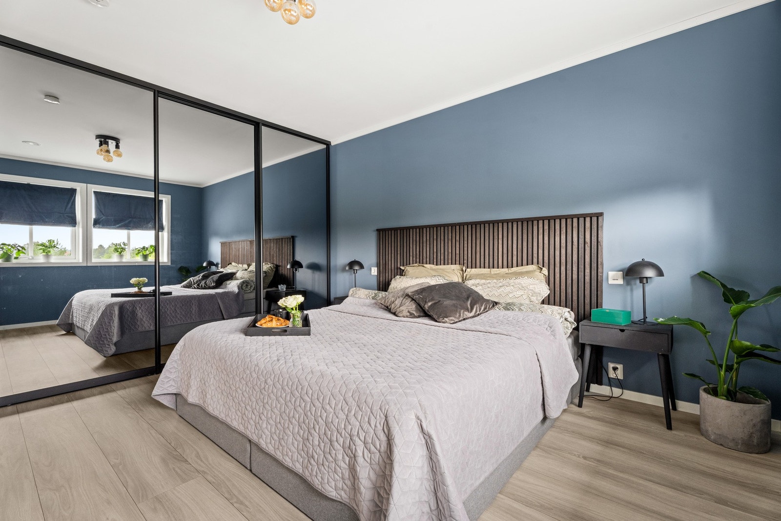 Her det gode muligheter for oppbevaring i skyvedørsgarderobe. Galleribilde