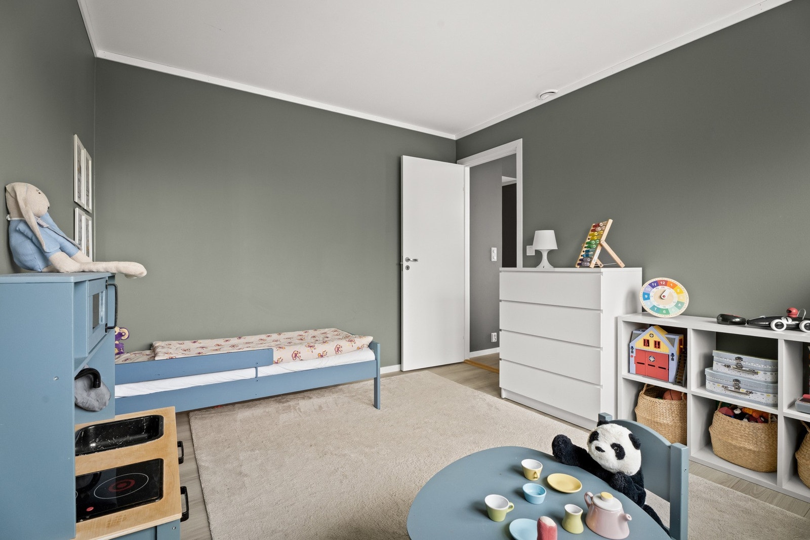 Vegg til vegg finner man et annet soverom - perfekt til barnerom. Galleribilde