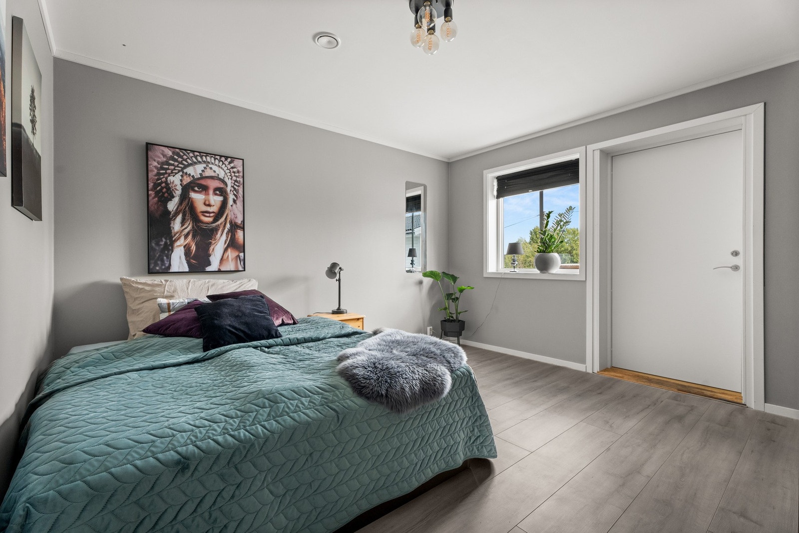 Plass til både seng og garderobe. Galleribilde