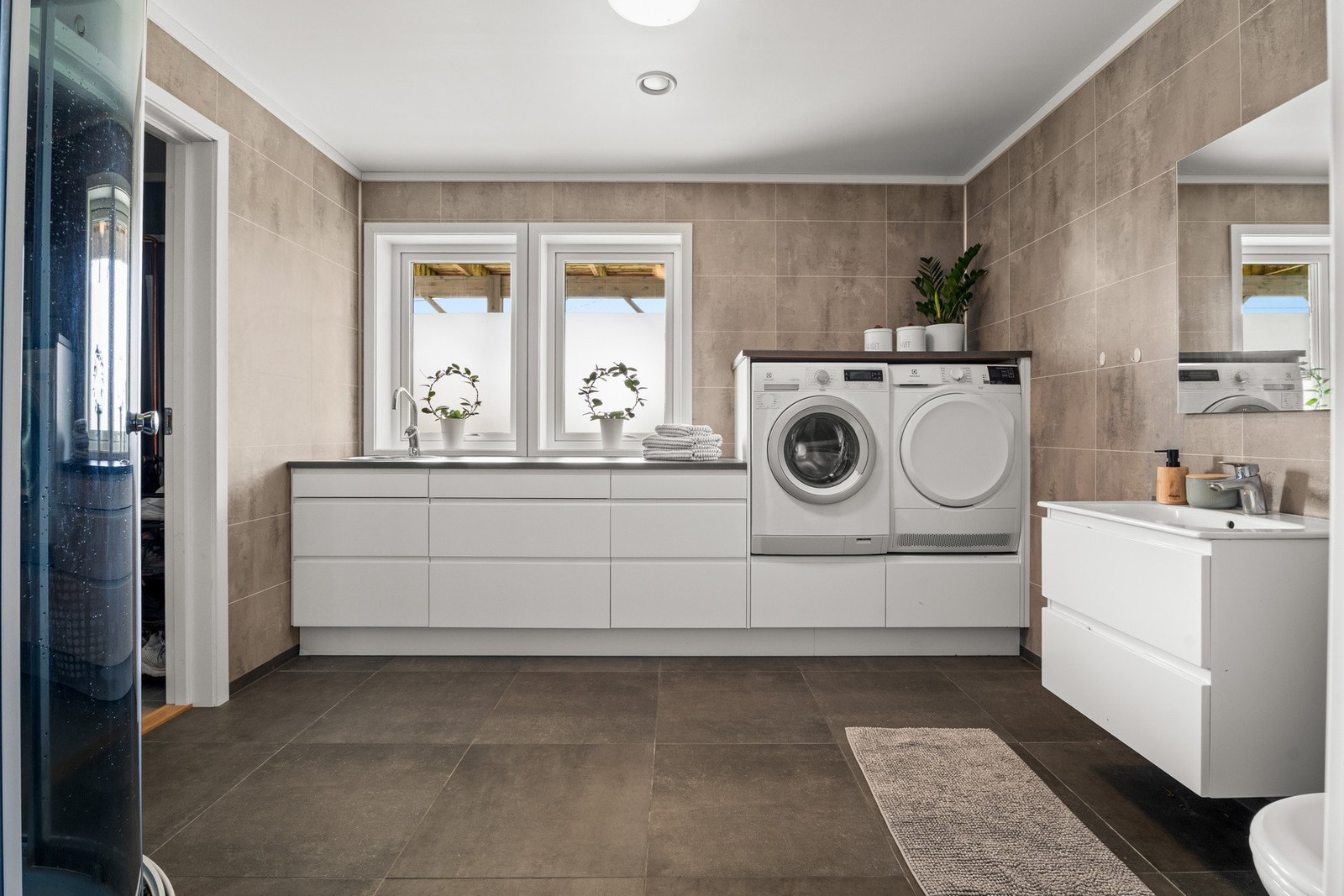 Vaskerom og bad kombinert i ett rom. Galleribilde