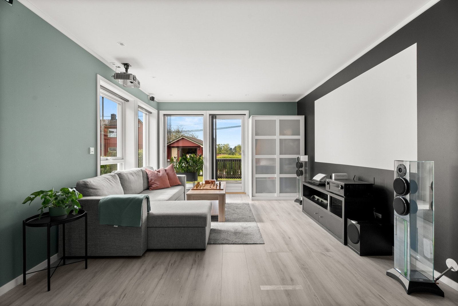 Lys stue med god takhøyde og store vindusflater. Galleribilde