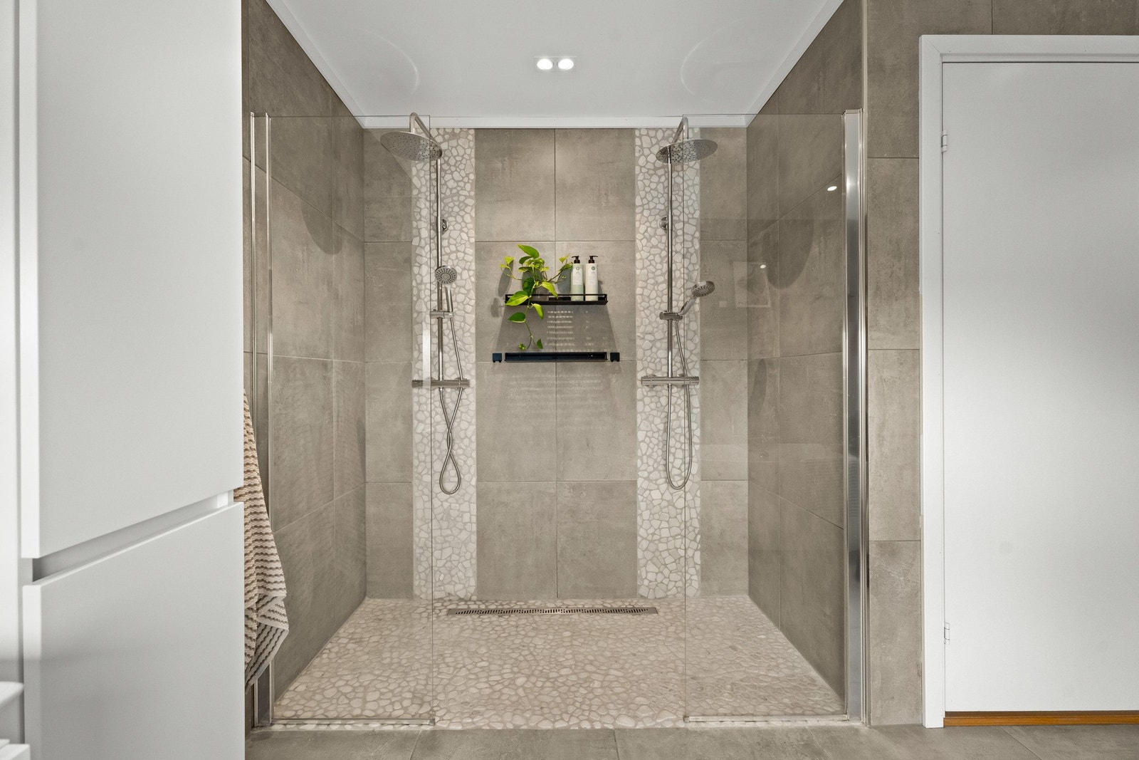 Her finner man også twin shower. Galleribilde