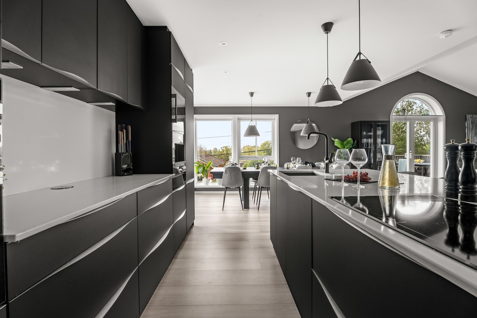 Her får du både god lagringsplass og arbeidsflate. Galleribilde