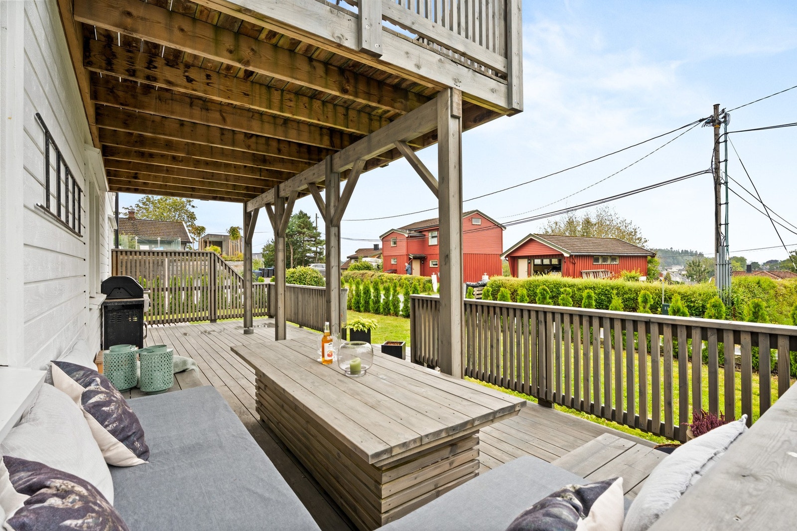 Her er det plass til både grill og utemøbler. Galleribilde