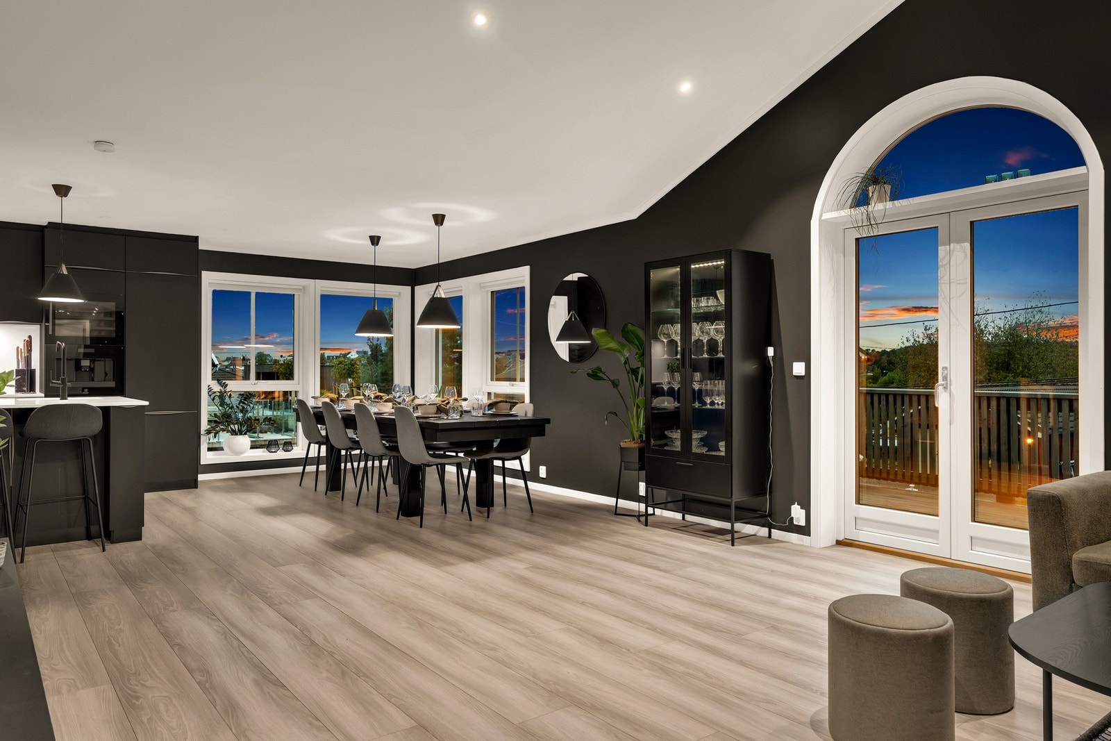 Åpen stue/kjøkken løsning i hovedetasje med store vindusoverflater. Galleribilde