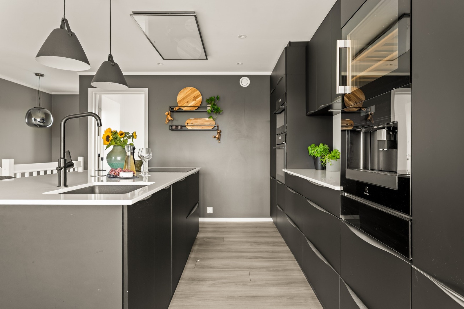 Romslig kjøkken med smarte soner. Galleribilde