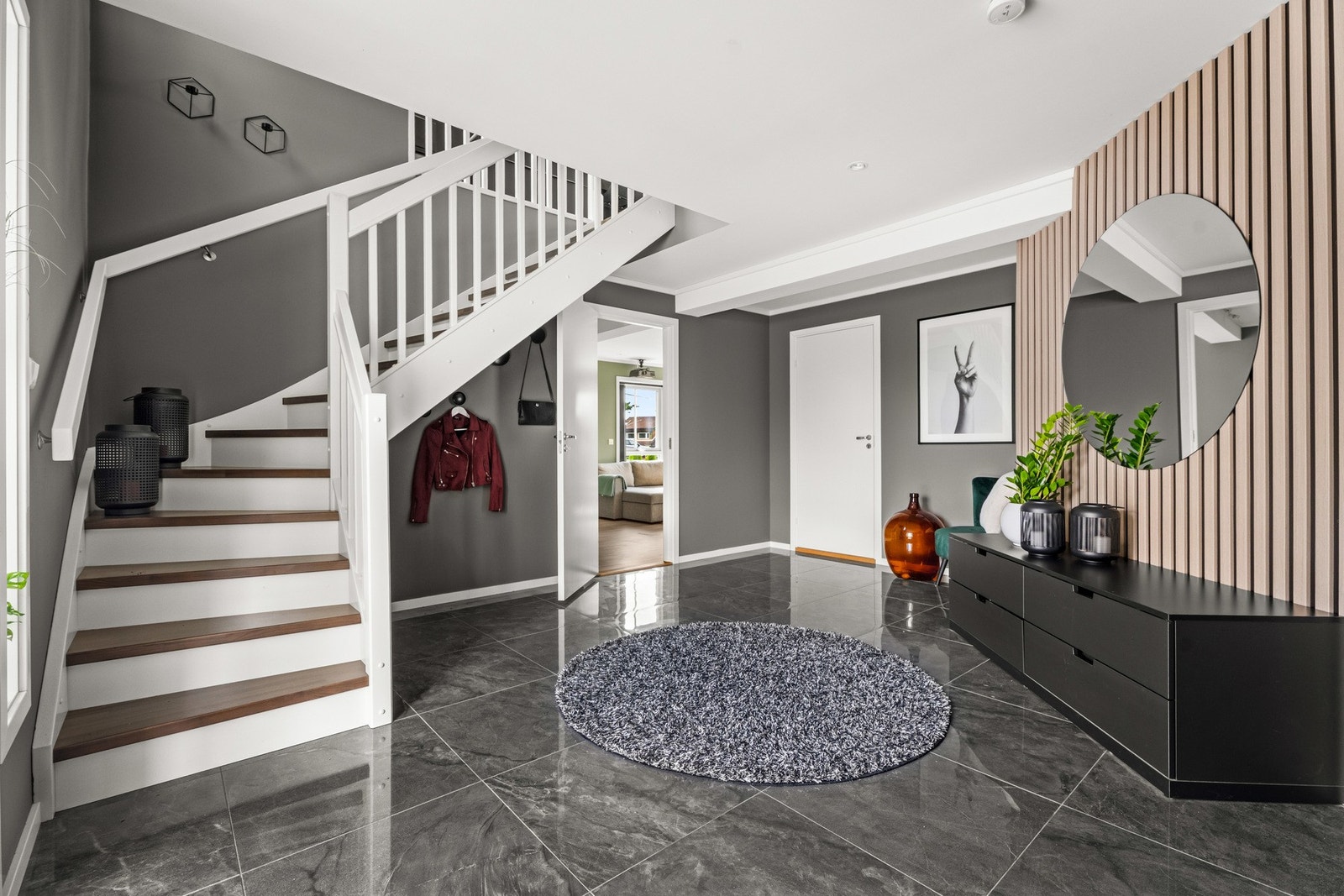 Velkommen hjem til en lys og romslig entré. Galleribilde