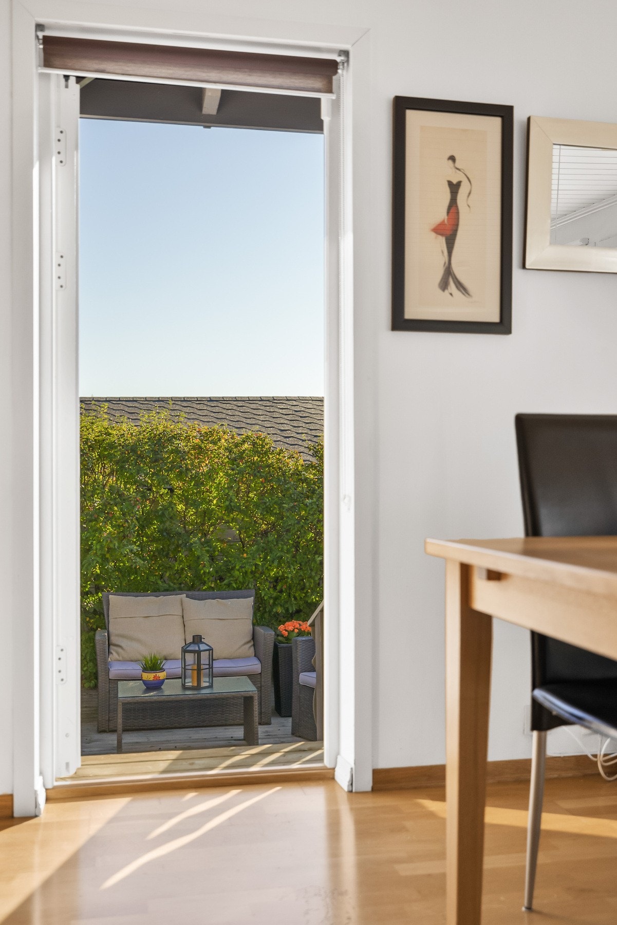 Fra stuen er det utgang til hagen Galleribilde