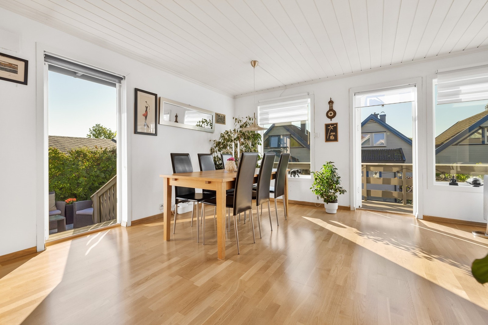 Lyst spisestue med store vinduer og utgang til balkong og til hagen, gir mye naturlig lys og god romfølelse. Galleribilde