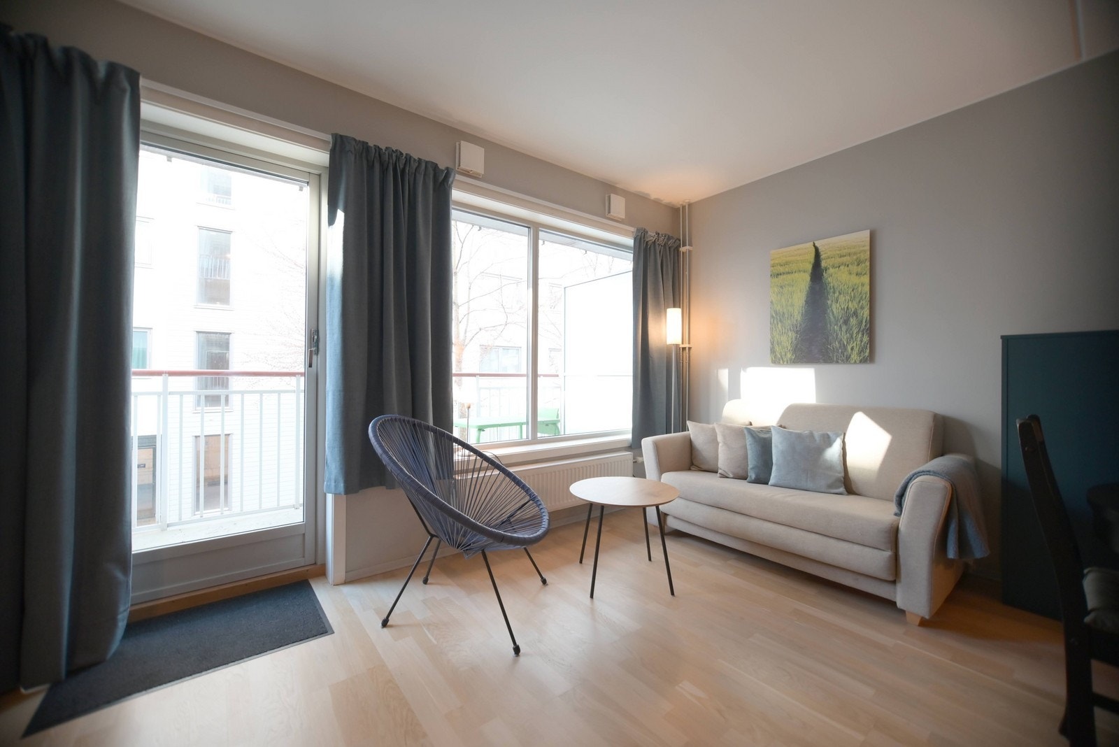 Stue med utgang til balkong. Galleribilde