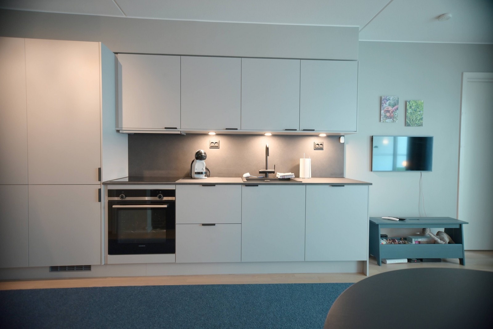 Lekkert og nyere kjøkken med integrete hvitevarer. Galleribilde