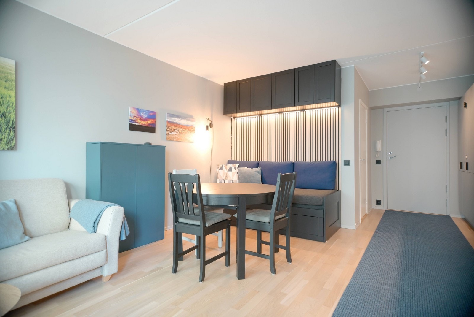 Hyggelig sone mellom stue og kjøkken som egner seg godt som spisehjørne. Galleribilde