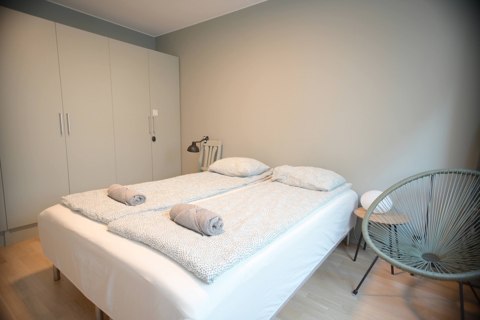 Romslig hovedsoverom med god plass til seng og garderobeskap. Skap medfølger leiligheten. Galleribilde