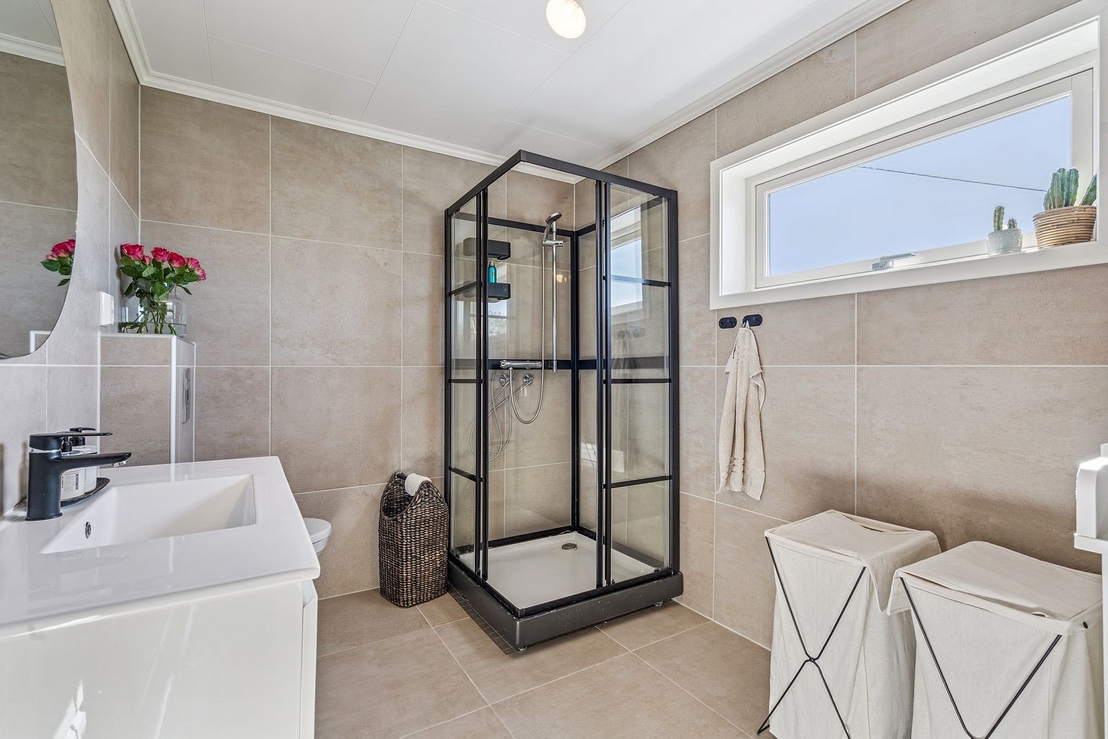 Det er to bad i boligen og begge har fasiliteter for vaskemaskin - dette ligger ved inngangspartiet og like ved hovedsoverommet. Galleribilde