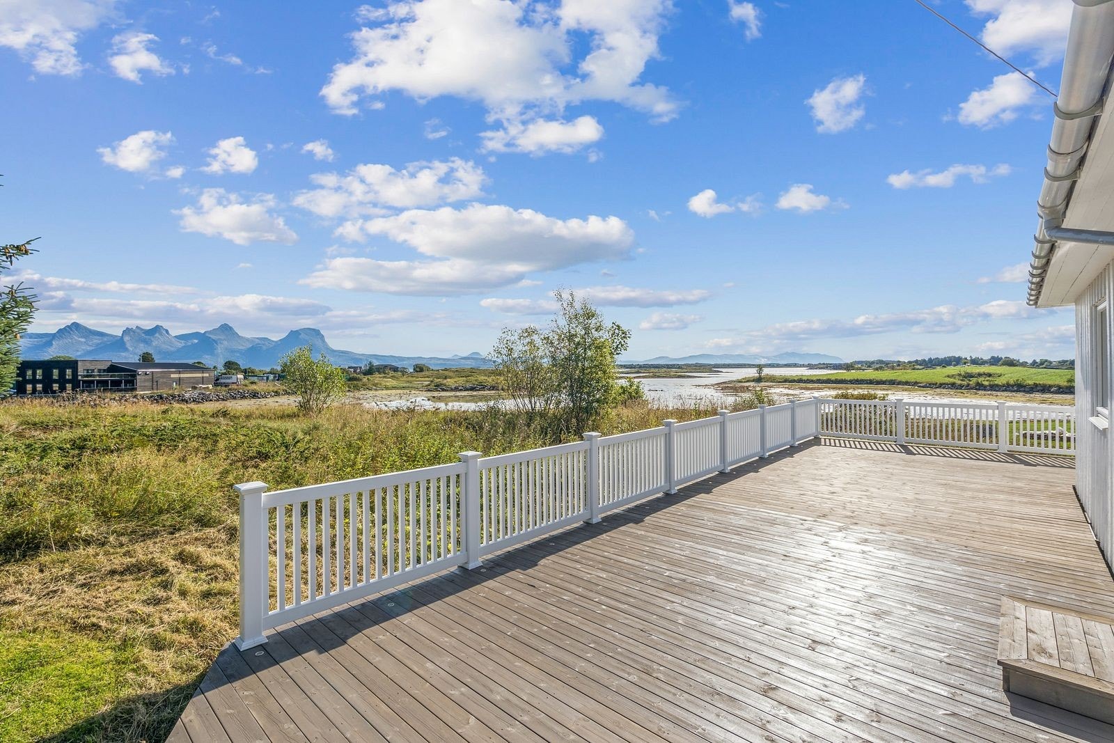 Utsikt mot både fjell og hav. Galleribilde