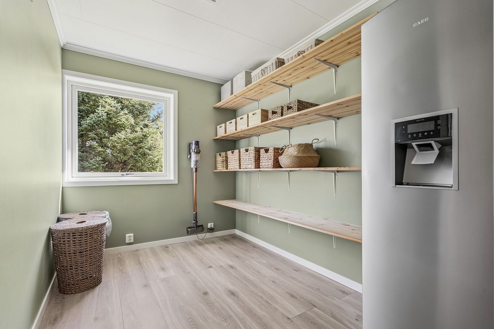 Nåværende eier har benyttet et soverom til oppbevaring, støvsuger og ekstra kjøleskap. Galleribilde