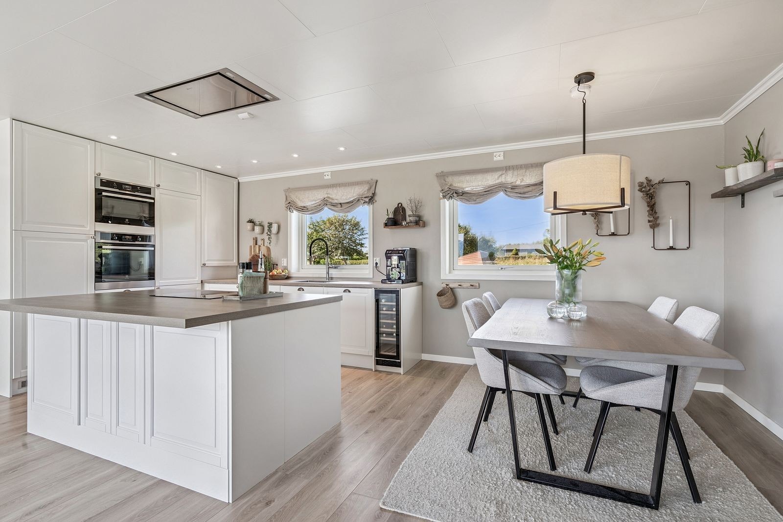 Spotter i tak på kjøkkenet og praktisk øy med koketopp. Galleribilde