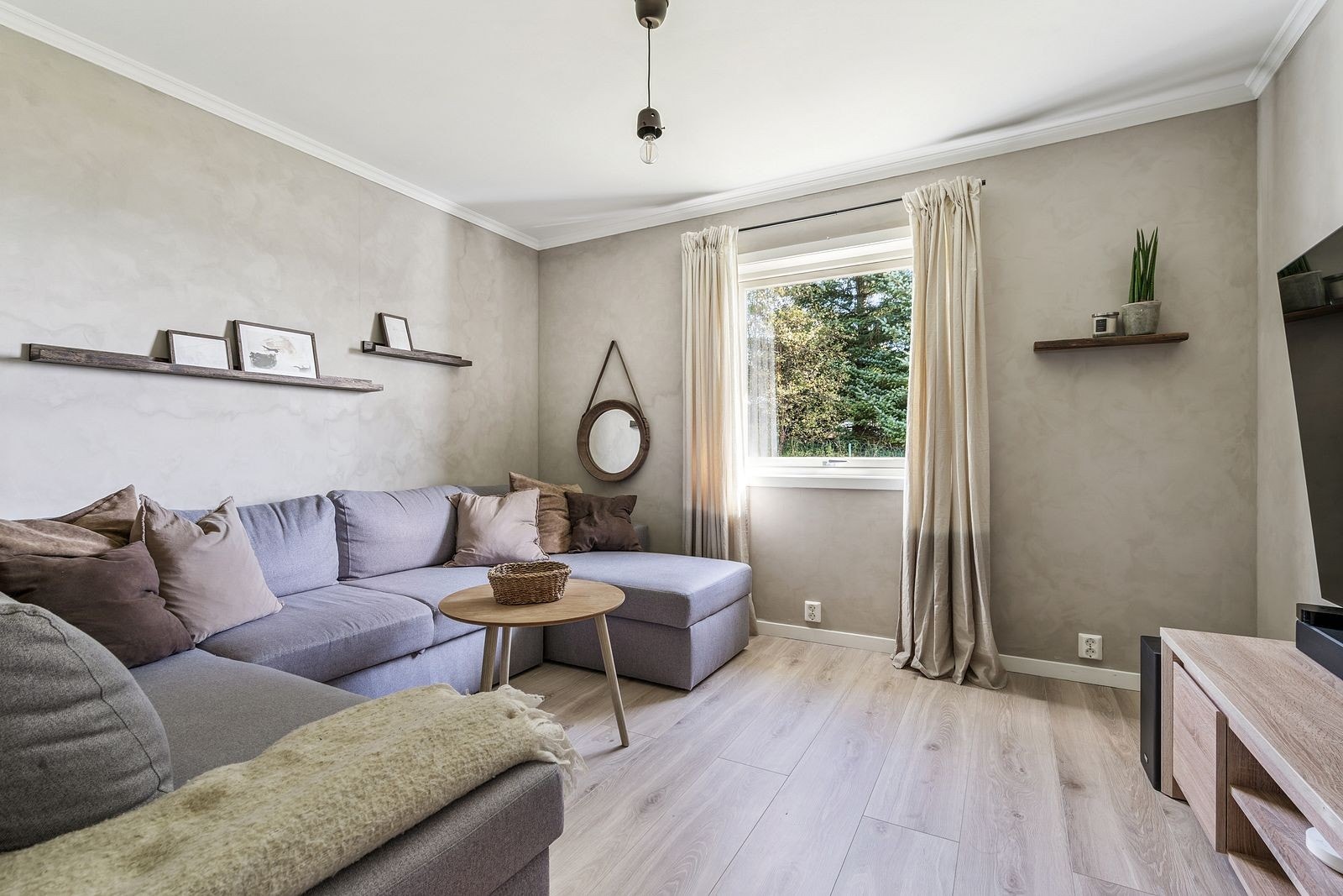 Et større soverom vendt mot sørvest. Galleribilde