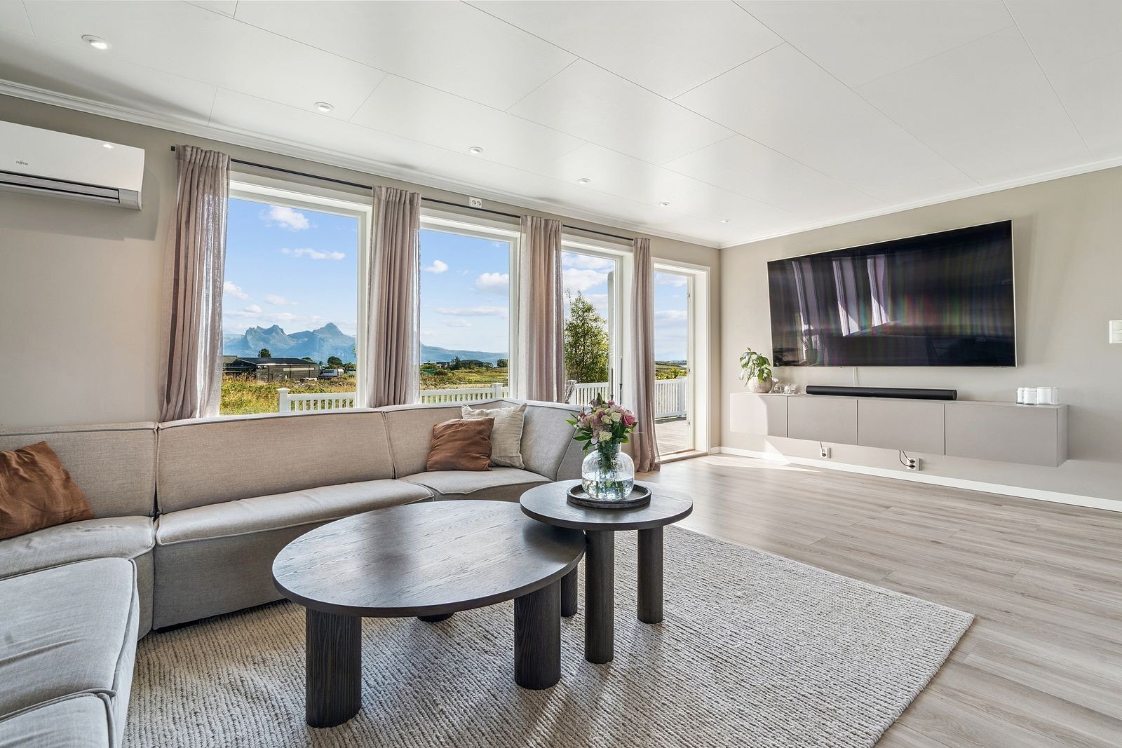 Det er en nydelig utsikt fra stue og terrassen. Den åpne løsningen mellom kjøkken og stue gir rommet godt med gulvareal. Galleribilde