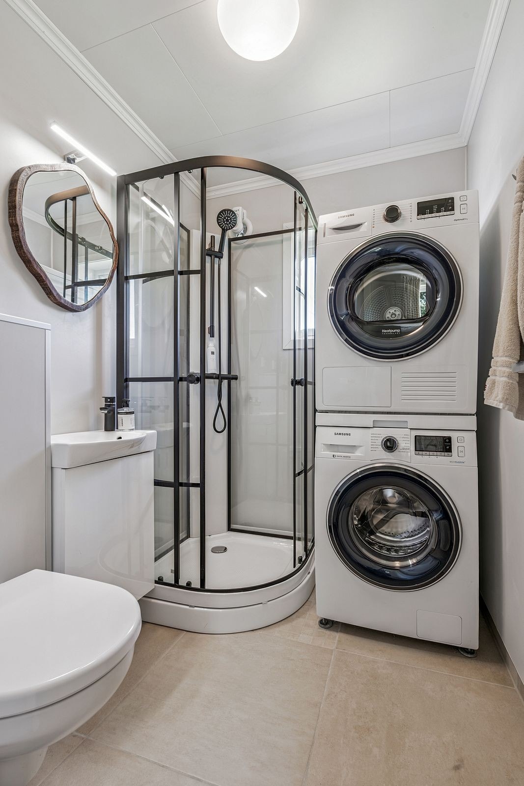 Dette andre badet er plassert ved de 3 resterende soverommene. Praktisk med tanke på klær som skal frem og tilbake mellom vaskestasjon og oppbevaring. Galleribilde