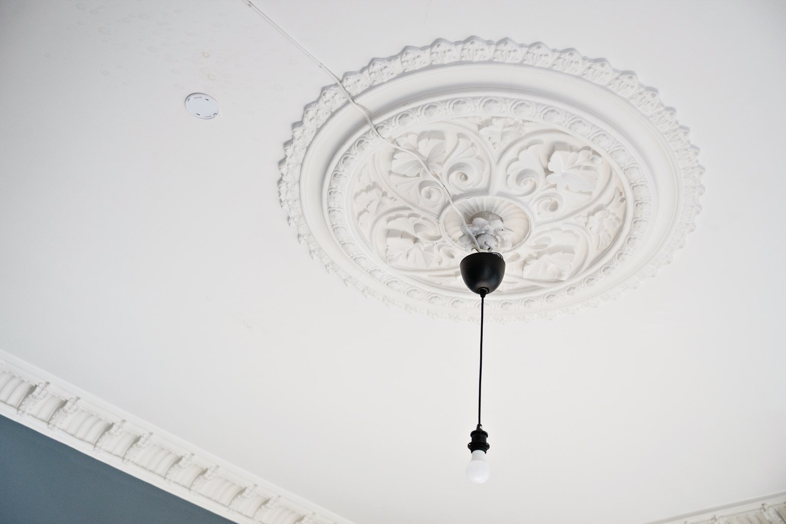 Her er det klassiske detaljer som stukkatur og rosett. Galleribilde