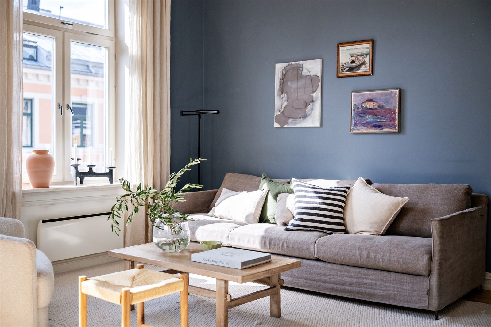 Romslig stue med god plass til sittegruppe og annet møblement. Galleribilde