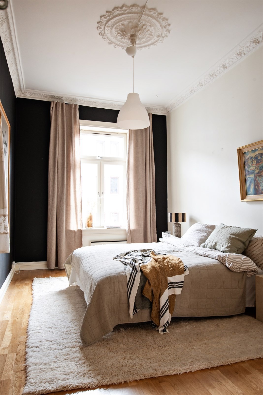 Hovedsoverommet er av god størrelse med plass til dobbeltseng med nattbord på hver side, og annet møblement. Galleribilde