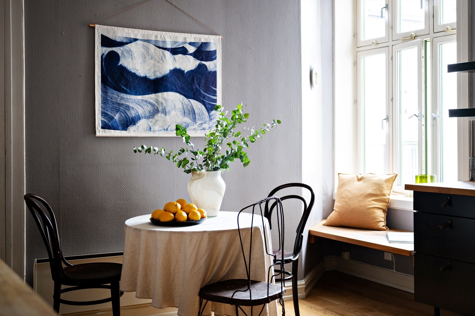 Her er det plass til kjøkkenbord, noe som er praktisk i en hektisk hverdag. Galleribilde