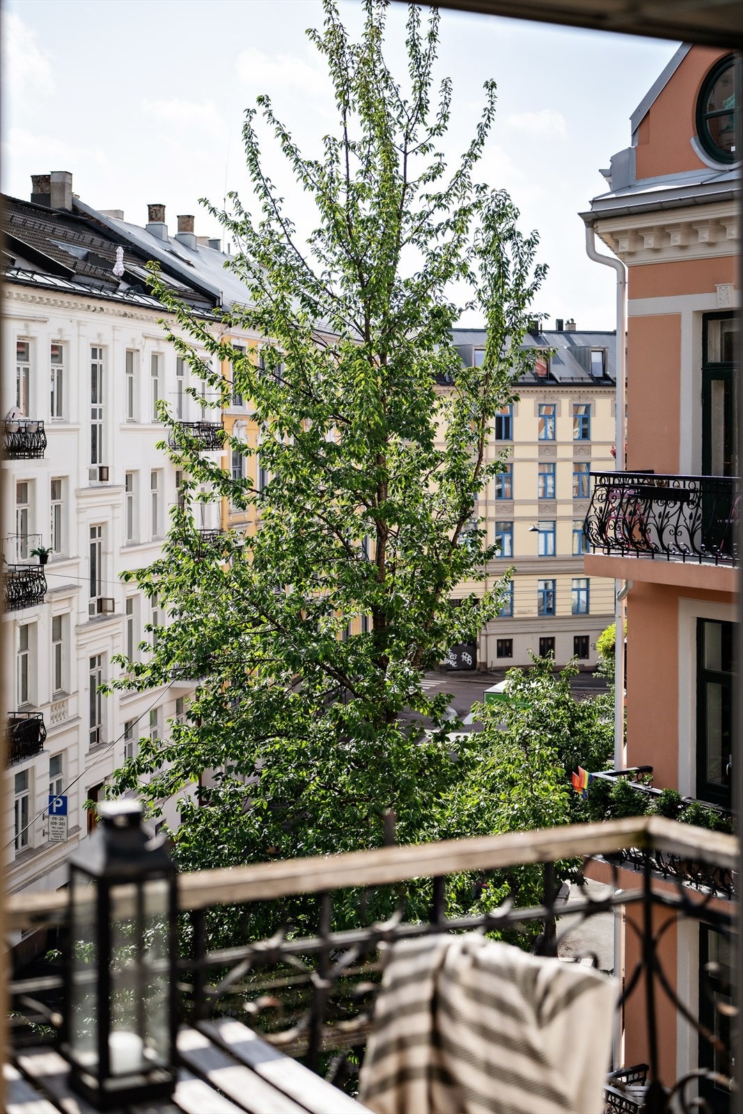 Balkongen vender ut mot Frydenlundgata. Galleribilde