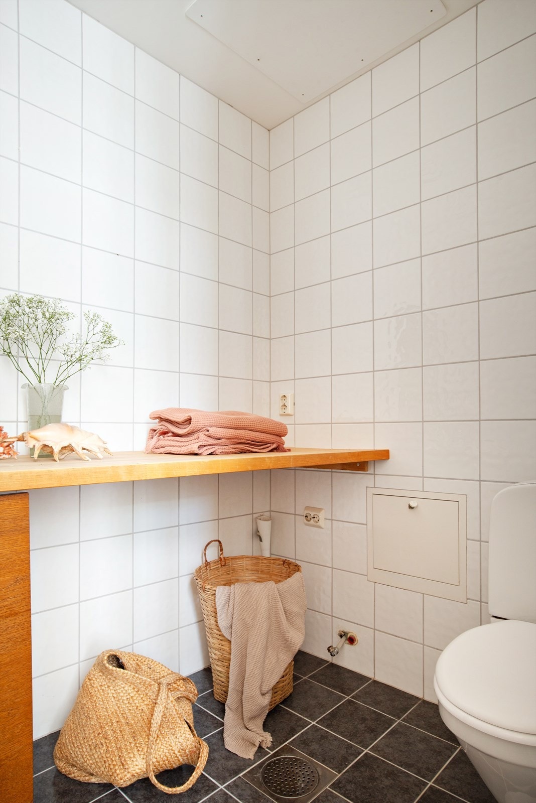 Det er opplegg for vaskemaskin på badet. Galleribilde