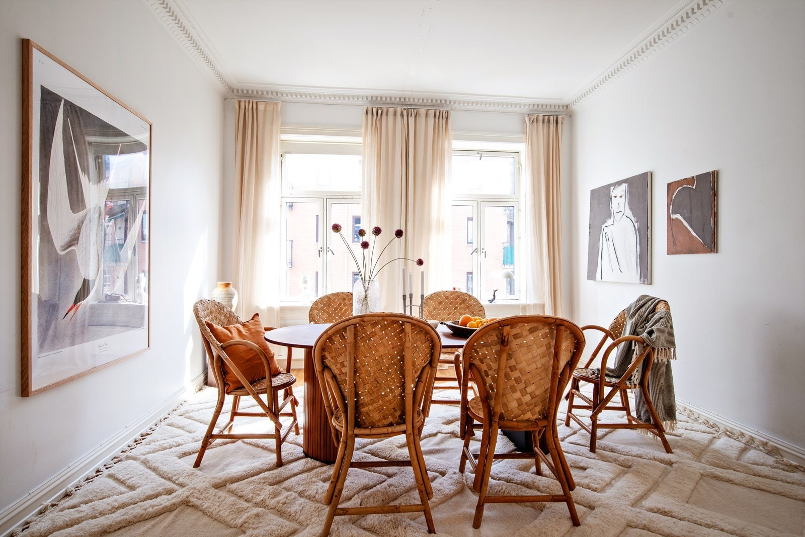 Separat spisestue som vender inn mot rolig bakgård. Galleribilde