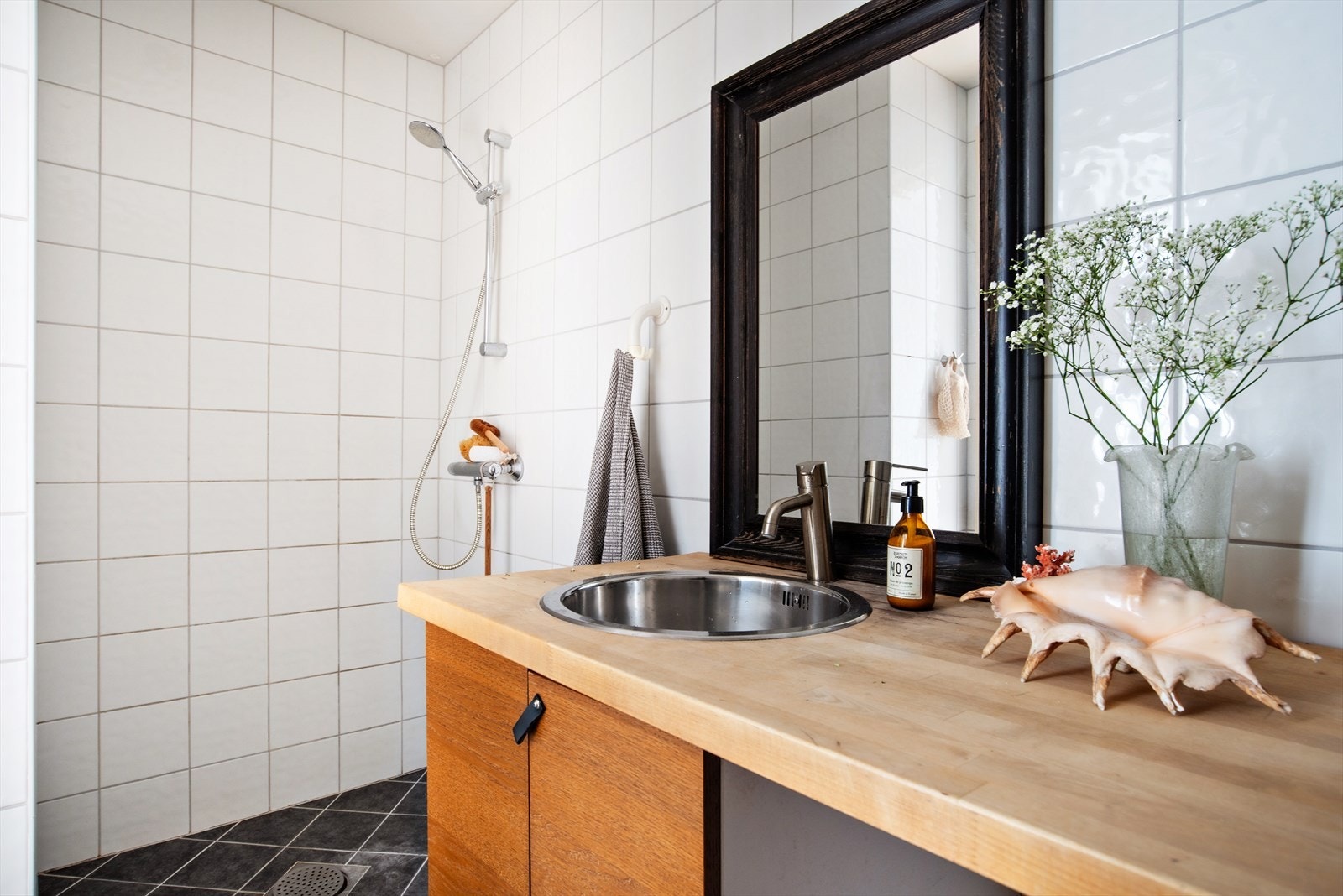 Helfliset baderom med downlights i himling. Galleribilde