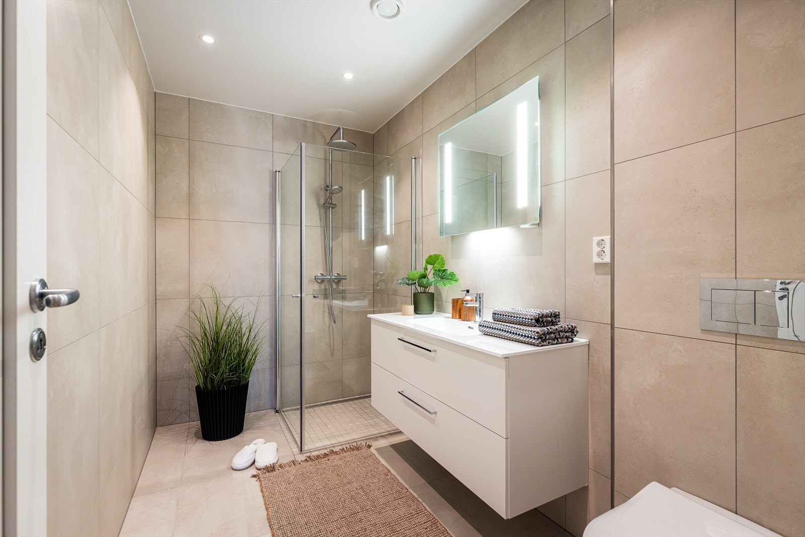 Gjestebadet har innredning med heldekkende servant. Begge bad har down-light belysning i tak. Galleribilde