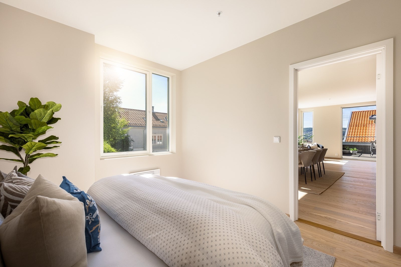 Leiligheten har tre gode soverom, alle med en harmonisk fargepalett og flott eikeparkett. Galleribilde