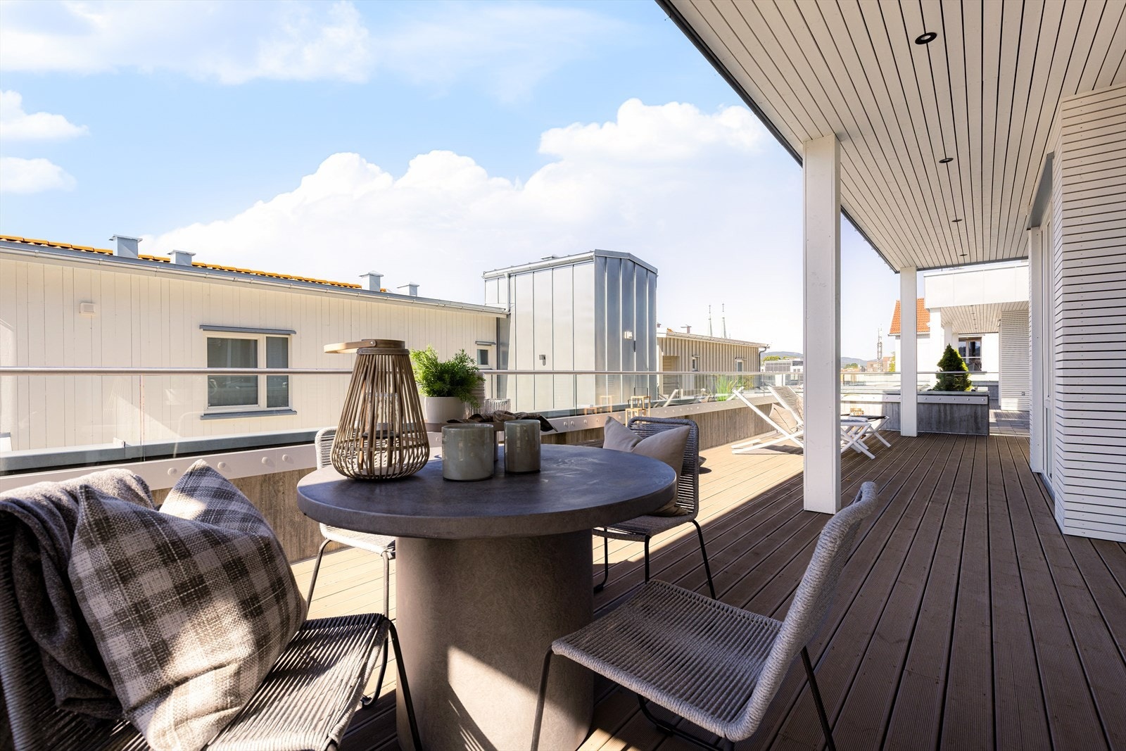 Leiligheten har nydelig, vestvendt beliggenhet i terrassehuset som ligger tilbaketrukket fra gateplan. Galleribilde